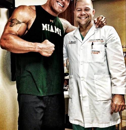 The Rock y su médico de hernia // imagen por @TheRock Twitter