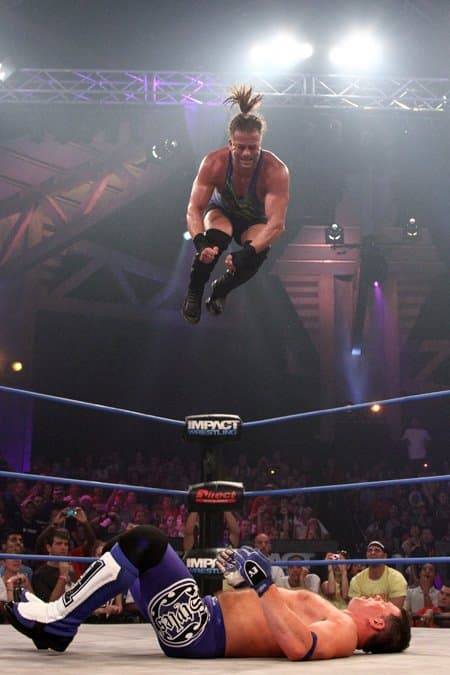 Rob Van Dam vuela sobre AJ Styles - iMPACT Wrestling 23 agosto 12 / Imagen cortesía para SúperLuchas