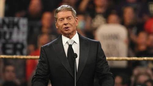 Superluchas - Un hombre de traje hablando por un micrófono durante el documental de Vince McMahon en Netflix.