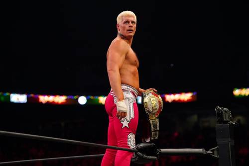 Cody Rhodes con el Campeonato TNT en el episodio de AEW Rampage del 25 de diciembre de 2021 - AEW
