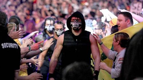 The Shield haciendo su entrada a WWE con máscaras