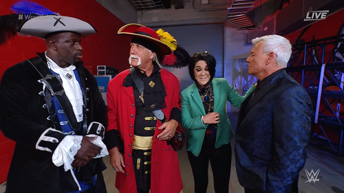 Eric Bischoff junto a Titus O'Neil, Hulk Hogan y Bayley en WrestleMania 37