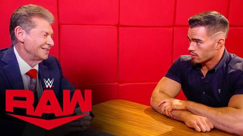 Vince McMahon y Austin Theory en el episodio de Raw del 29 de noviembre de 2021 - WWE