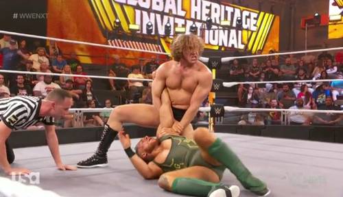 Dos luchadores están luchando en un ring de WWE NXT.