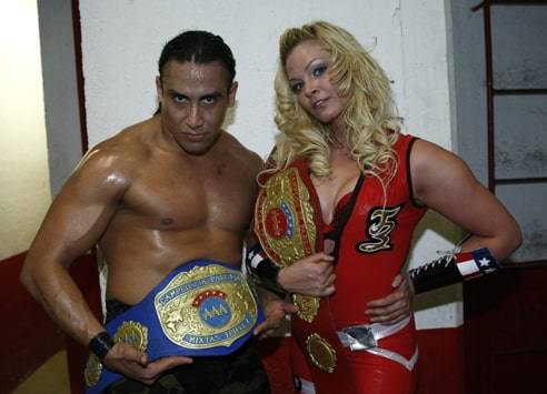Alan Stone y Jennifer Blake con el Campeonato de Parejas Mixtas AAA / Image by luchawiki.org