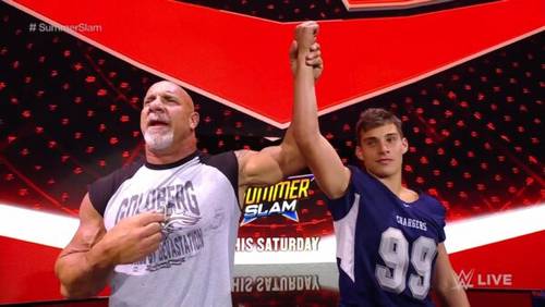 Bill Goldberg y su hijo Gage Goldberg en WWE Raw (16/08/2021) / WWE