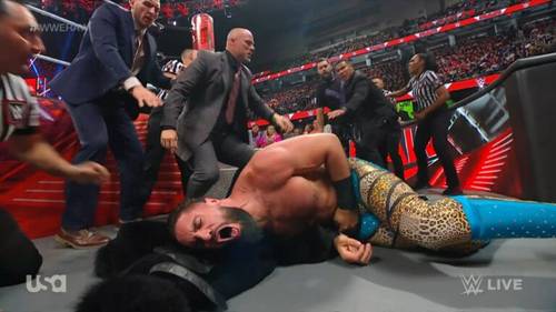 Finn Bálor atacando a Seth Rollins en WWE Raw hacia Money in the Bank 2023