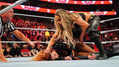 Trish Stratus ataca a Becky Lynch en el Raw posterior a WrestleMania 39