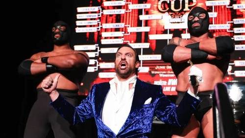 Superluchas - Tres luchadores, incluido Aron Stevens, de pie en el escenario con máscaras. Aron Stevens declara con confianza: &quote;NWA es hoy la alternativa.