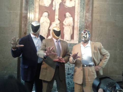 Tinieblas, Jr., Tinieblas, Sr. y Mil Máscaras rumbo a la Batalla del Milenio - Zócalo de México (25/5/13)