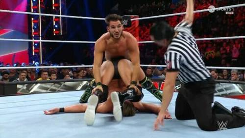 Superluchas - Los luchadores de la WWE en el ring con un árbitro muestran los mejores y peores momentos de WWE RAW el 16 de octubre de 2023.