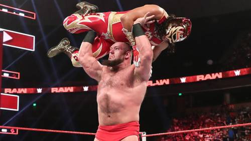 Lars Sullivan y Gran Metalik en Raw / WWE