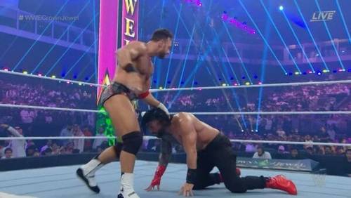 Superluchas - Dos luchadores luchan en un ring en WWE CROWN JEWEL 2023.