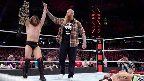Superluchas - Daniel Bryan y Erick Rowan, dos luchadores en un ring de lucha libre, salen victoriosos con los brazos en alto.
