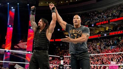 Roman Reigns tras ganar el WWE Royal Rumble 2015 con su primo The Rock / ©WWE