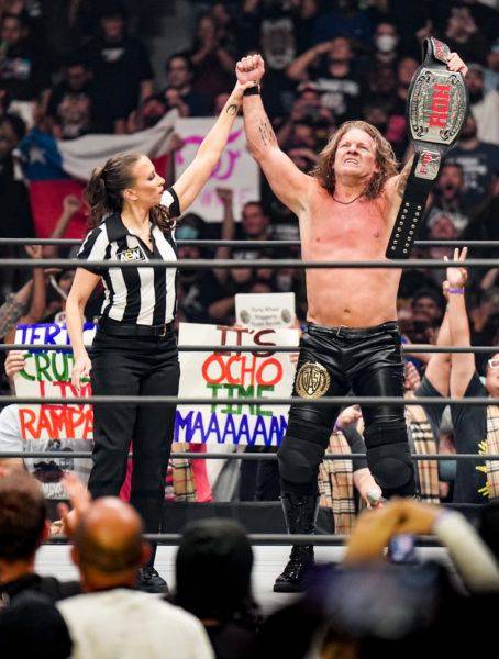 Chris Jericho ganando el Campeonato Mundial ROH en AEW Dynamite Grand Slam 2022 AEW