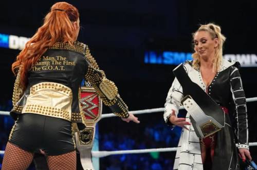Becky Lynch y Charlotte Flair en el episodio de SmackDown del 22 de octubre de 2021 - WWE