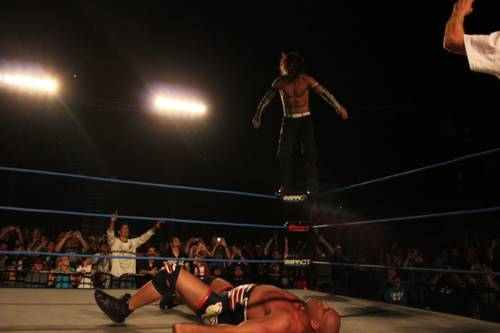 Swanton Bomb de Jeff Hardy sobre Kurt Angle - @JeremyBorash