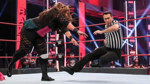 Nia Jax empuja al árbitro John Cone durante su lucha contra Asuka en WWE Raw (15/06/2020) / WWE WWE investiga a Nia Jax