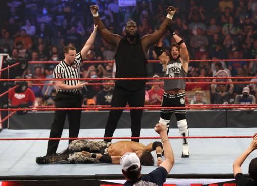 Omos y AJ Styles en Raw