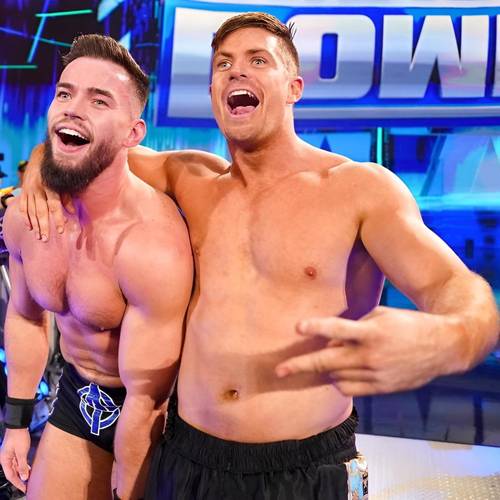 Superluchas - Dos luchadores posan para una foto mientras Grayson Waller pide a WWE subir los precios de los boletos.