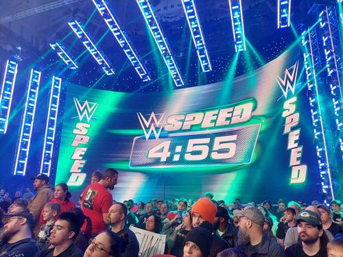 Superluchas - Una multitud de personas viendo un evento de la WWE.
