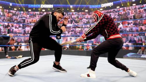 Rey Mysterio golpeando a Roman Reigns en SmackDown - WWE