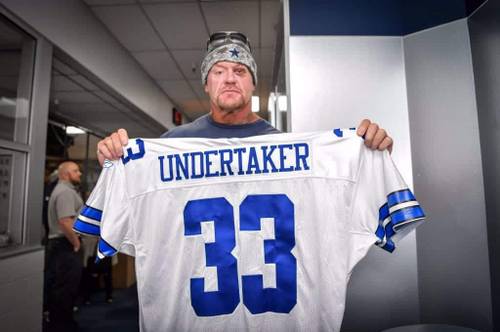 The Undertaker recibe un Jersey de los Dallas Cowboys de la NFL (01/04/2016) / Twitter.com/dallascowboys