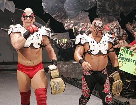 Heidenreich y Road Warrior Animal como Campeones de Parejas WWE en 2005
