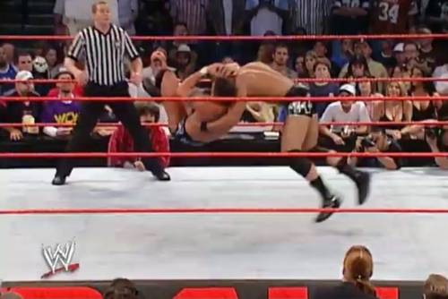 Superluchas - El luchador de la WWE Randy Orton realiza su movimiento característico, el RKO, en el ring con un árbitro.