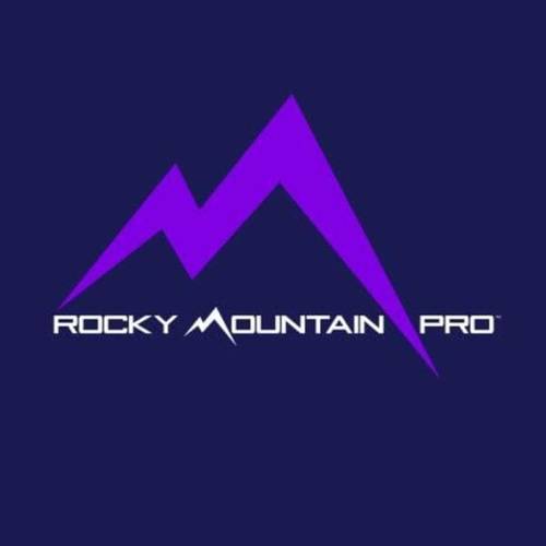 Superluchas - Logotipo profesional de Rocky Mountain sobre un fondo azul oscuro con Charged #365.