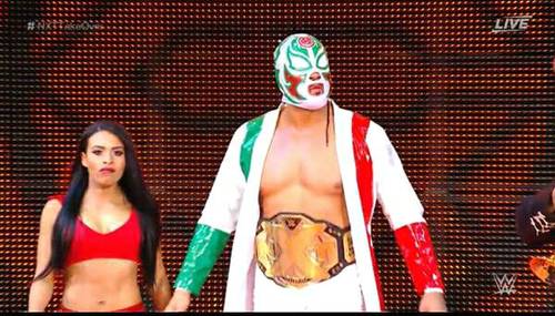 El Campeón NXT, Andrade Cien Almas, entra con máscara de La Sombra junto a Zelina Vega en WWE NXT TakeOver Philadlephia (27/01/2018) / WWE©