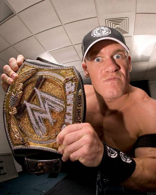 John Cena con su Campeonato WWE giratorio
