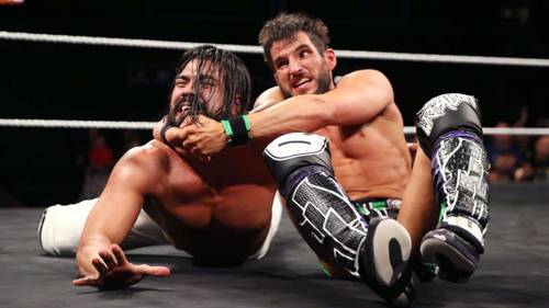 Johnny Gargano ataca al Campeón NXT, Andrade “Cien” Almas, en WWE NXT TakeOver: Philadelphia (27/01/2018) / WWE©