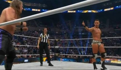 Superluchas - Dos luchadores, Don Callis y un árbitro, participan en un emocionante combate dentro del ring.