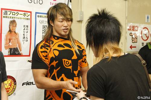 Hiroshi Tanahashi en una firma de autógrafos / www.njwp.co.jp
