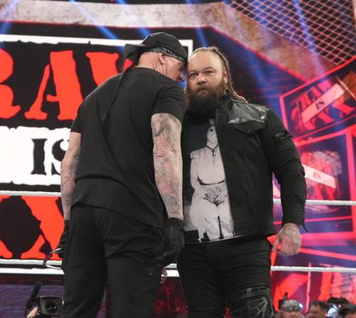 Undertaker susurra al oido de Bray Wyatt