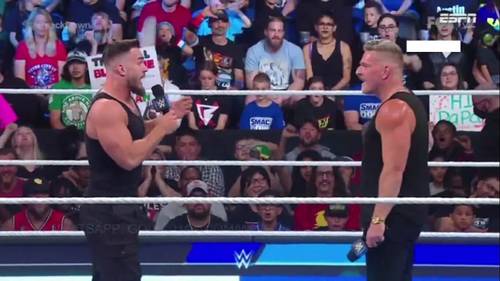 Dos luchadores de la WWE, LA Knight y The Miz, entablan una conversación durante la transmisión en vivo de WWE SMACKDOWN el 15 de septiembre de 2023.