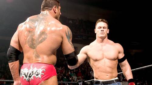 Superluchas - Dos luchadores se dan la mano en un ring de lucha libre durante un evento Royal Rumble.