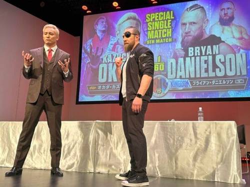 Superluchas - Bryan Danielson y el luchador de NJPW estelarizar WrestleMania, uno al lado del otro en un escenario.