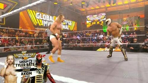 Dos luchadores pelean en un ring durante WWE NXT.