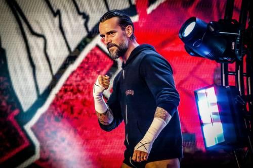 CM Punk entrando a una lucha en AEW