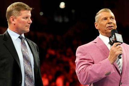John Laurinaitis y Vince McMahon en WWE Raw / WWE