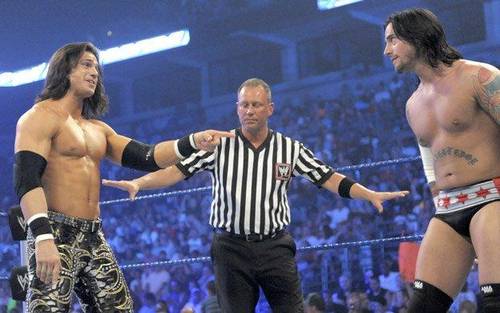 John Morrison y CM Punk con Mike Chioda como árbitro / WWE