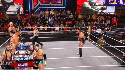 Superluchas - En enero de 2024, los luchadores de WWE NXT participan en un electrizante combate dentro de un ring, rodeados por una multitud entusiasta.