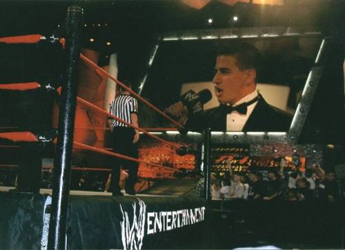 Justin Roberts anuncia la lucha entre Shelton Benjamin y John Cena (18/6/2002) / Twitter.com/JustinRobertsMark Yeaton
