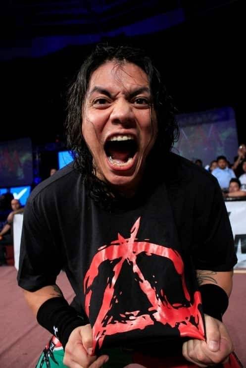 Juventud Guerrera (con su nueva playera de Anarquía) tras traicionar a Los Mexican Powers (Joe Líder y Crazy Boy) en Héroes Inmortales VII / Gimnasio Miguel Hidalgo de Puebla – 18 de octubre de 2013 / Image by luchalibreaaa.com