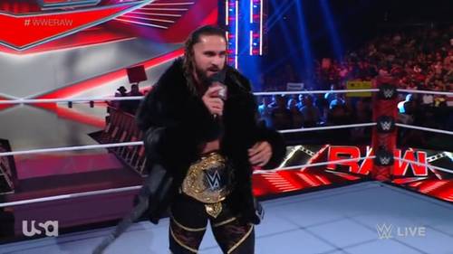 Un luchador sostiene un micrófono frente a un ring de WWE RAW.