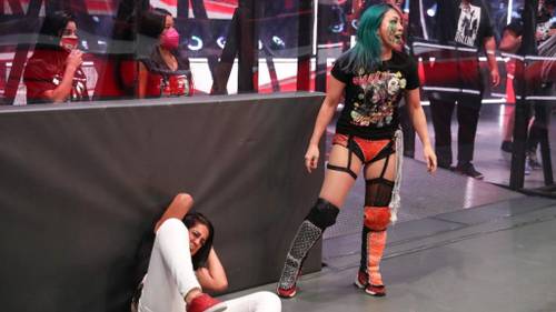 Asuka atacó a Bayley en Raw