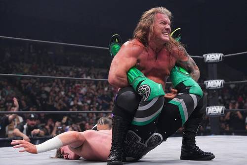 Superluchas - Dos luchadores luchan en un ring, acompañados de una impactante cantidad de donaciones de Chris Jericho.